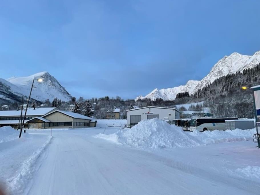 House With Garage In Central Lyngen Lyngseidet Buitenkant foto